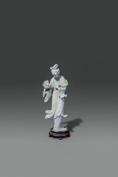 GUANYIN : Scultura di Guanyin finemente cesellata in giada  Cina  dinastia Qing  XX sec H cm 24 5x9  - Asta Asta di Arte Orientale - Associazione Nazionale - Case d'Asta italiane