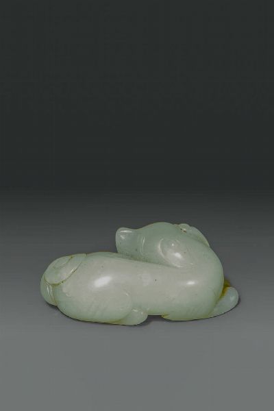 FIGURA DI CANE : Figura di cane scolpito in giada celadon  Cina  dinastia Qing  XIX secolo cm 6x3  - Asta Asta di Arte Orientale - Associazione Nazionale - Case d'Asta italiane