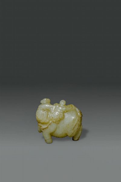 SCULTURA DI BUFALO : Scultura di bufalo in giada sormontato da bambini  color celadon con russet  Cina  dinastia Ming  XVII sec cm 5x5 5  - Asta Asta di Arte Orientale - Associazione Nazionale - Case d'Asta italiane