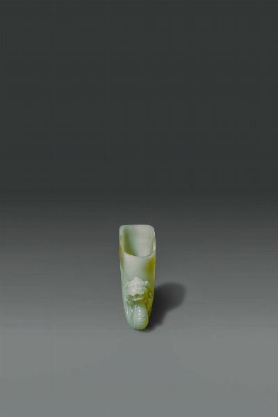 RITHON : Rithon in giada celadon con russet  Cina  dinastia Qing  XVIII sec H cm 8.3x9.5  - Asta Asta di Arte Orientale - Associazione Nazionale - Case d'Asta italiane