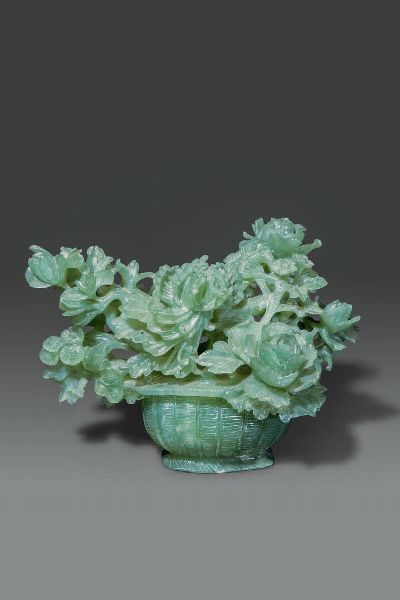 SCULTURA DI VASO CON FIORI : Scultura in giadeite verde raffigurante vaso con fiori Cina  Repubblica XX sec H cm 20x29  - Asta Asta di Arte Orientale - Associazione Nazionale - Case d'Asta italiane