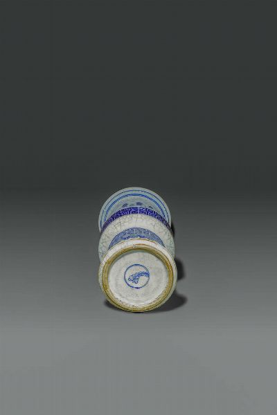 VASO : Vaso Gu in porcellana con decori di ispirazione arcaica sui toni del bianco e blu  Cina  dinastia Qing  XIX sec H cm 44  - Asta Asta di Arte Orientale - Associazione Nazionale - Case d'Asta italiane