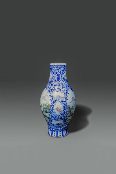 VASO : Vaso in porcellana bianco e blu con scene di paesaggi policromi entro riserve  Cina  dinastia Qing  XIX sec H cm 39 Diam cm 20  - Asta Asta di Arte Orientale - Associazione Nazionale - Case d'Asta italiane