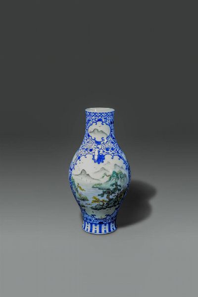 VASO : Vaso in porcellana bianco e blu con scene di paesaggi policromi entro riserve  Cina  dinastia Qing  XIX sec H cm 39 Diam cm 20  - Asta Asta di Arte Orientale - Associazione Nazionale - Case d'Asta italiane