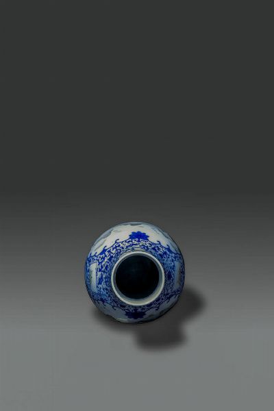 VASO : Vaso in porcellana bianco e blu con scene di paesaggi policromi entro riserve  Cina  dinastia Qing  XIX sec H cm 39 Diam cm 20  - Asta Asta di Arte Orientale - Associazione Nazionale - Case d'Asta italiane