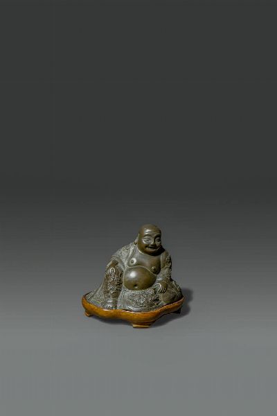 BUDDHA SEDUTO : Buddha seduto in bronzo brunito con base in legno  Cina  dinastia Qing  XIX sec. H cm 12x16  - Asta Asta di Arte Orientale - Associazione Nazionale - Case d'Asta italiane