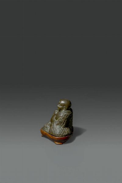 BUDDHA SEDUTO : Buddha seduto in bronzo brunito con base in legno  Cina  dinastia Qing  XIX sec. H cm 12x16  - Asta Asta di Arte Orientale - Associazione Nazionale - Case d'Asta italiane