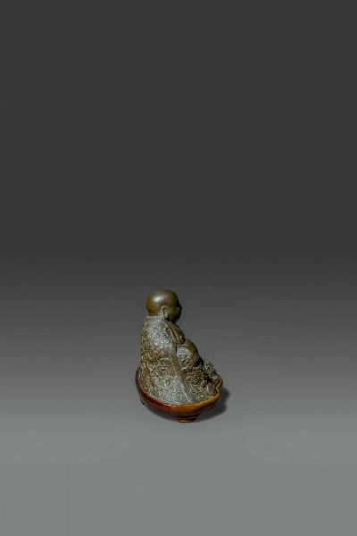 BUDDHA SEDUTO : Buddha seduto in bronzo brunito con base in legno  Cina  dinastia Qing  XIX sec. H cm 12x16  - Asta Asta di Arte Orientale - Associazione Nazionale - Case d'Asta italiane