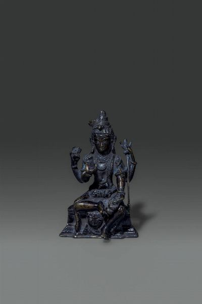 AMITAYA : Figura di Amitaya in bronzo seduta su base decorata con figure di leoni a rilievo  Nepal  XVIII sec H cm 15  - Asta Asta di Arte Orientale - Associazione Nazionale - Case d'Asta italiane