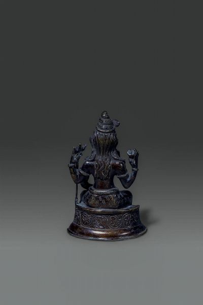 AMITAYA : Figura di Amitaya in bronzo seduta su base decorata con figure di leoni a rilievo  Nepal  XVIII sec H cm 15  - Asta Asta di Arte Orientale - Associazione Nazionale - Case d'Asta italiane