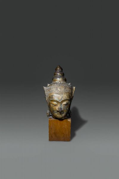 TESTA DI BUDDHA : Testa di Buddha in bronzo dorato repouss  Thailandia  stile Ayutthaya  XVIII sec. H cm 36x32 5  - Asta Asta di Arte Orientale - Associazione Nazionale - Case d'Asta italiane