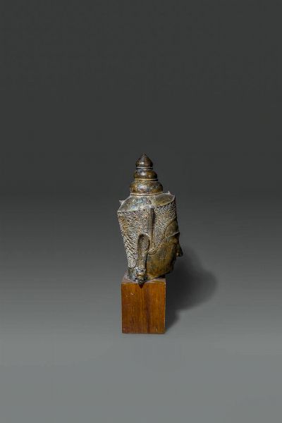 TESTA DI BUDDHA : Testa di Buddha in bronzo dorato repouss  Thailandia  stile Ayutthaya  XVIII sec. H cm 36x32 5  - Asta Asta di Arte Orientale - Associazione Nazionale - Case d'Asta italiane