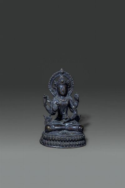 FIGURA DI BUDDHA : Figura di Buddha seduto in bronzo brunito  Cina  XX secolo. h cm 18 5x12  - Asta Asta di Arte Orientale - Associazione Nazionale - Case d'Asta italiane