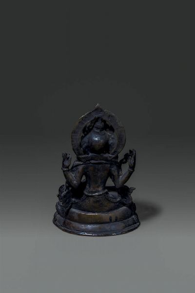 FIGURA DI BUDDHA : Figura di Buddha seduto in bronzo brunito  Cina  XX secolo. h cm 18 5x12  - Asta Asta di Arte Orientale - Associazione Nazionale - Case d'Asta italiane