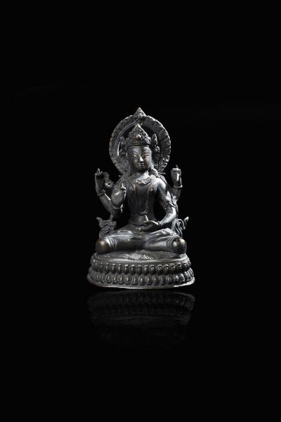 FIGURA DI BUDDHA : Figura di Buddha seduto in bronzo brunito  Cina  XX secolo. h cm 18 5x12  - Asta Asta di Arte Orientale - Associazione Nazionale - Case d'Asta italiane