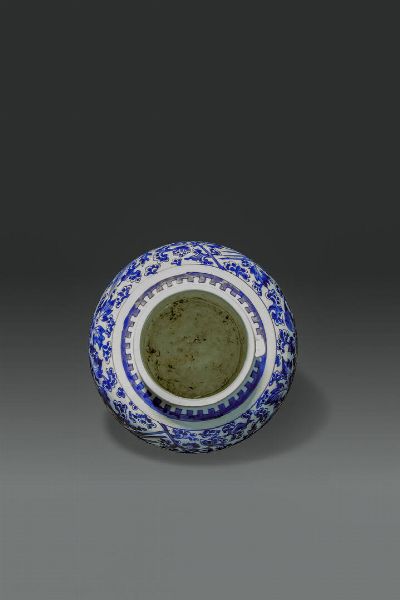 VASO : Vaso in porcellana bianco e blu con decori di fenici e fiori  Cina  dinastia Qing  XIX sec H cm 31 Diam cm 26  - Asta Asta di Arte Orientale - Associazione Nazionale - Case d'Asta italiane