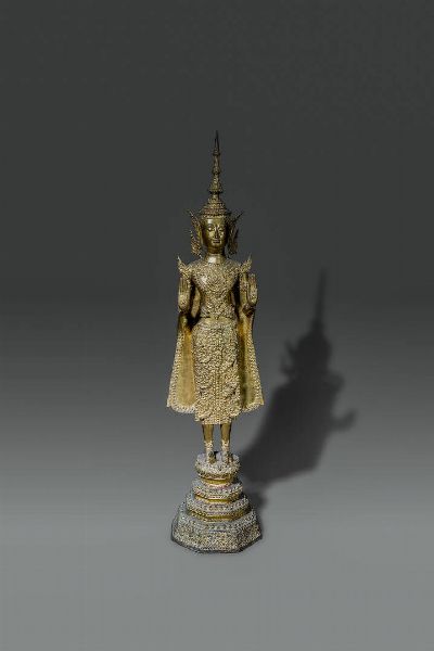 BUDDHA : Figura di Buddha in bronzo dorato nella posizione eretta  Thailandia  XIX secolo. h cm 71 5x18  - Asta Asta di Arte Orientale - Associazione Nazionale - Case d'Asta italiane