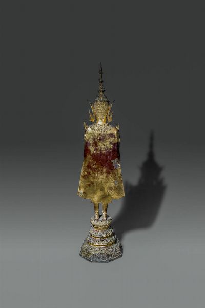 BUDDHA : Figura di Buddha in bronzo dorato nella posizione eretta  Thailandia  XIX secolo. h cm 71 5x18  - Asta Asta di Arte Orientale - Associazione Nazionale - Case d'Asta italiane