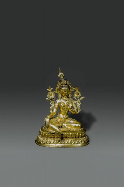 TARA : Grande figura di Tara in bronzo dorato  seduta su doppio fiore di loto  Tibet  XX sec H cm 52x38x27  - Asta Asta di Arte Orientale - Associazione Nazionale - Case d'Asta italiane