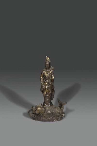 GUANYIN : Scultura in bronzo rappresentante Guanyin in posizione eretta  su pesce con lumeggiature in oro  Giappone  XX sec  H cm 32x20x9  - Asta Asta di Arte Orientale - Associazione Nazionale - Case d'Asta italiane