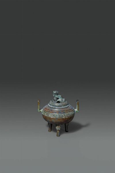 CENSER : Piccolo censer in bronzo con coperchio  sormontato da Cane di Pho  Cina  dinastia Qing  XIX sec H cm 14 Diam cm 13  - Asta Asta di Arte Orientale - Associazione Nazionale - Case d'Asta italiane