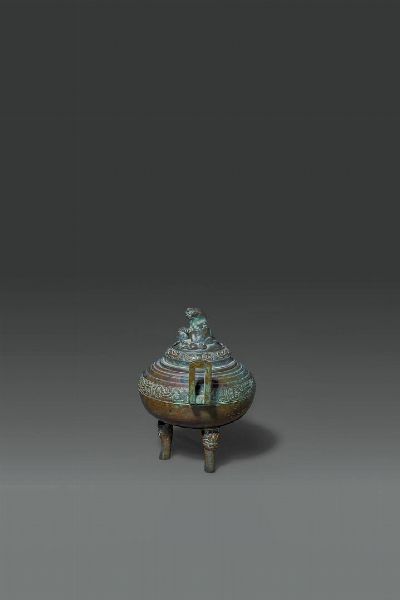 CENSER : Piccolo censer in bronzo con coperchio  sormontato da Cane di Pho  Cina  dinastia Qing  XIX sec H cm 14 Diam cm 13  - Asta Asta di Arte Orientale - Associazione Nazionale - Case d'Asta italiane