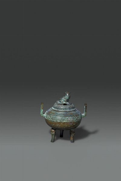 CENSER : Piccolo censer in bronzo con coperchio  sormontato da Cane di Pho  Cina  dinastia Qing  XIX sec H cm 14 Diam cm 13  - Asta Asta di Arte Orientale - Associazione Nazionale - Case d'Asta italiane