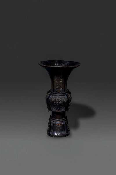 VASO : Vaso in bronzo di forma arcaica  Cina  dinastia Qing  XVIII sec H cm 30 Diam cm 18  - Asta Asta di Arte Orientale - Associazione Nazionale - Case d'Asta italiane