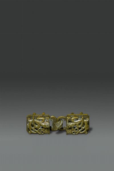 FIBBIA : Fibbia in bronzo dorato  Cina  dinastia Qing  XIX secolo. H cm 8 5x3  - Asta Asta di Arte Orientale - Associazione Nazionale - Case d'Asta italiane