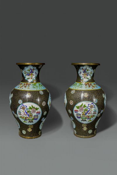 COPPIA DI VASI : Coppia di vasi cloisonne con decori policromi a palloni e fiori entro riserve su sfondo marrone  Cina  XX sec H cm 65 Diam cm 35  - Asta Asta di Arte Orientale - Associazione Nazionale - Case d'Asta italiane