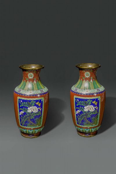 COPPIA DI VASI : Coppia di vasi cloisonne su sfondo rosso con decori floreali entro riserve  Cina  Repubblica  XX sec H cm 38 Diam cm 19  - Asta Asta di Arte Orientale - Associazione Nazionale - Case d'Asta italiane