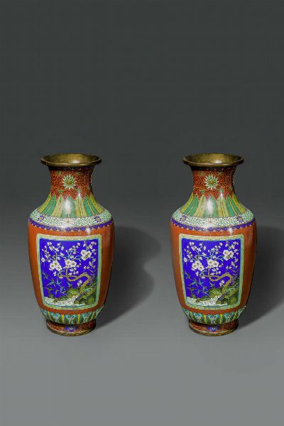 COPPIA DI VASI : Coppia di vasi cloisonne su sfondo rosso con decori floreali entro riserve  Cina  Repubblica  XX sec H cm 38 Diam cm 19  - Asta Asta di Arte Orientale - Associazione Nazionale - Case d'Asta italiane