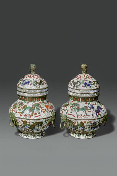 COPPIA DI VASI : Coppia di vasi a poutiche in cloisonne su sfondo bianco decorati con Cani di Pho  Cina  Repubblica  XX sec H cm 34 Diam cm 21  - Asta Asta di Arte Orientale - Associazione Nazionale - Case d'Asta italiane