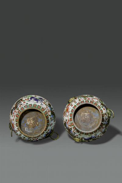 COPPIA DI VASI : Coppia di vasi a poutiche in cloisonne su sfondo bianco decorati con Cani di Pho  Cina  Repubblica  XX sec H cm 34 Diam cm 21  - Asta Asta di Arte Orientale - Associazione Nazionale - Case d'Asta italiane