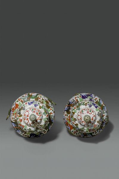 COPPIA DI VASI : Coppia di vasi a poutiche in cloisonne su sfondo bianco decorati con Cani di Pho  Cina  Repubblica  XX sec H cm 34 Diam cm 21  - Asta Asta di Arte Orientale - Associazione Nazionale - Case d'Asta italiane