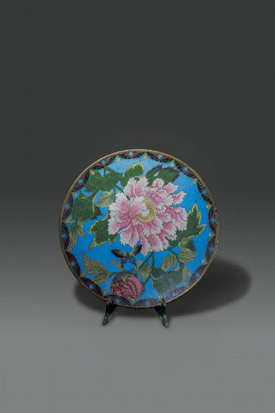 PIATTO : Piatto in cloisonne decorato con peonia e farfalla  Cina  dinastia Qing  XIX sec Diam cm 30  - Asta Asta di Arte Orientale - Associazione Nazionale - Case d'Asta italiane