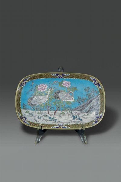 PICCOLO VASSOIO : Piccolo vassoio in cloisonne finemente decorato con con gru e fiori di peonia  Cina  dinastia Qing  XVIII sec H cm 25 5x15 5  - Asta Asta di Arte Orientale - Associazione Nazionale - Case d'Asta italiane