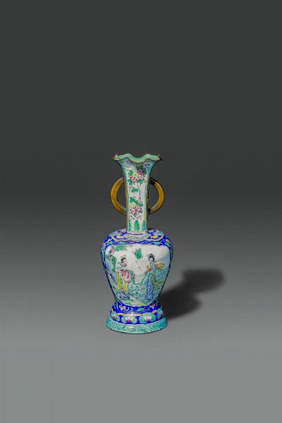 VASO : Vaso in smalti dipinto con personaggi  Cina  dinastia Qing  XIX sec H cm 26 Diam cm 11  - Asta Asta di Arte Orientale - Associazione Nazionale - Case d'Asta italiane