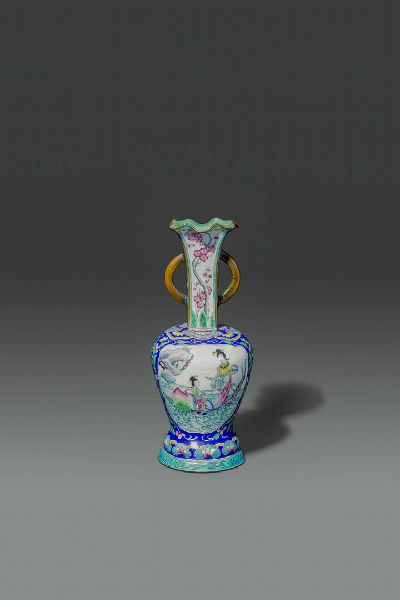 VASO : Vaso in smalti dipinto con personaggi  Cina  dinastia Qing  XIX sec H cm 26 Diam cm 11  - Asta Asta di Arte Orientale - Associazione Nazionale - Case d'Asta italiane