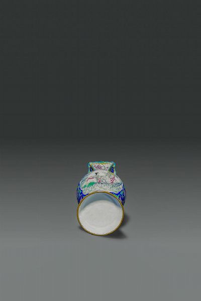 VASO : Vaso in smalti dipinto con personaggi  Cina  dinastia Qing  XIX sec H cm 26 Diam cm 11  - Asta Asta di Arte Orientale - Associazione Nazionale - Case d'Asta italiane