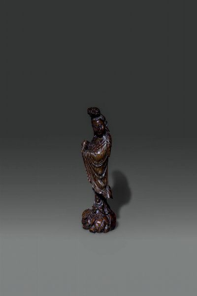 GUANYIN : Figura di Guanyin in legno scolpito  con filettature in metallo argentato  Cina  dinastia Qing  XIX sec H cm 53x15  - Asta Asta di Arte Orientale - Associazione Nazionale - Case d'Asta italiane