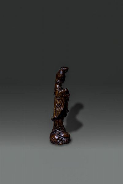 GUANYIN : Figura di Guanyin in legno scolpito  con filettature in metallo argentato  Cina  dinastia Qing  XIX sec H cm 53x15  - Asta Asta di Arte Orientale - Associazione Nazionale - Case d'Asta italiane