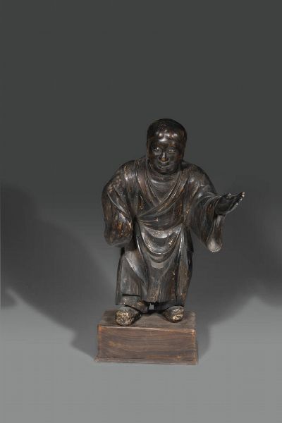 SCULTURA : Scultura di monaco in legno brunito  Giappone  XIX sec H cm 63x35x30  - Asta Asta di Arte Orientale - Associazione Nazionale - Case d'Asta italiane