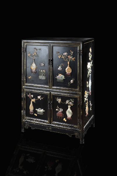 MOBILETTO : Mobiletto in legno laccato decorato con intarsi in pietra dura  Cina  Repubblica  XX secolo. h cm 122 5x86x51  - Asta Asta di Arte Orientale - Associazione Nazionale - Case d'Asta italiane