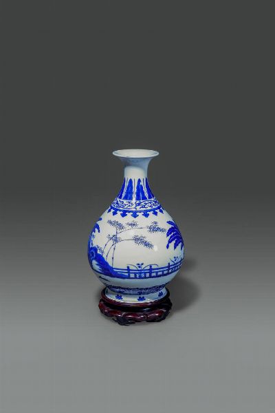 VASO : Vaso in porcellana bianco e blu con decori di paesaggio  Cina  dinastia Qing  epoca Daoguang (1821-1850) H cm 28 Diam cm 18  - Asta Asta di Arte Orientale - Associazione Nazionale - Case d'Asta italiane