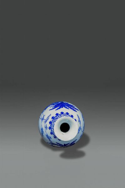 VASO : Vaso in porcellana bianco e blu con decori di paesaggio  Cina  dinastia Qing  epoca Daoguang (1821-1850) H cm 28 Diam cm 18  - Asta Asta di Arte Orientale - Associazione Nazionale - Case d'Asta italiane