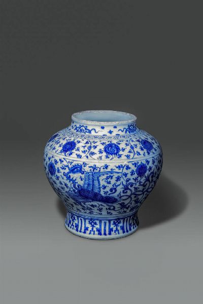 VASO : Vaso in porcellana bianco e blu  dipinto con fenici e decori floreali  Cina  dinastia Qing  XIX sec H cm 33 DIam cm 33  - Asta Asta di Arte Orientale - Associazione Nazionale - Case d'Asta italiane