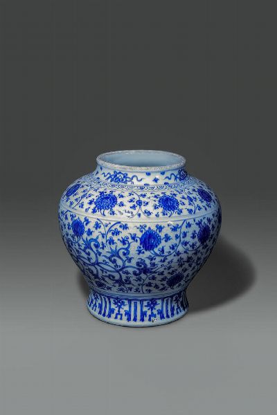 VASO : Vaso in porcellana bianco e blu  dipinto con fenici e decori floreali  Cina  dinastia Qing  XIX sec H cm 33 DIam cm 33  - Asta Asta di Arte Orientale - Associazione Nazionale - Case d'Asta italiane