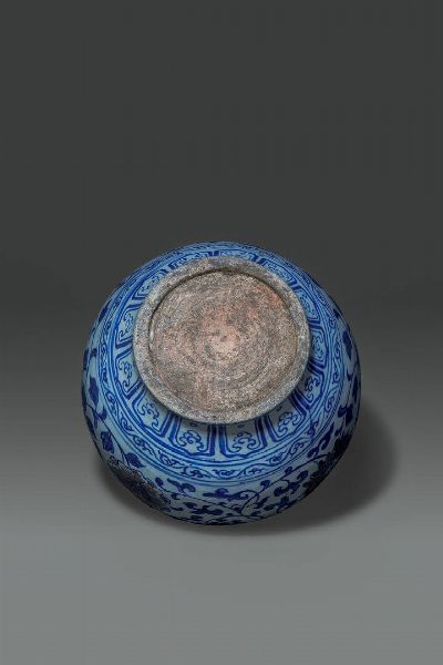 VASO : Vaso in porcellana bianco e blu dipinto con fiori e pipistrelli  Cina  dinastia Qing  XVIII sec H cm 23 Diam cm 26  - Asta Asta di Arte Orientale - Associazione Nazionale - Case d'Asta italiane