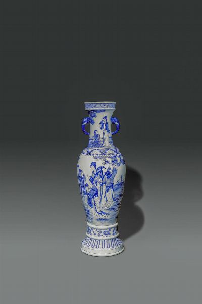 VASO : Vaso in porcellana bianco e blu dipinto con Guanyin e manici a rilievo a forma di elefanti  Cina  dinastia Qing  XIX sec H cm 54 Diam cm 18  - Asta Asta di Arte Orientale - Associazione Nazionale - Case d'Asta italiane